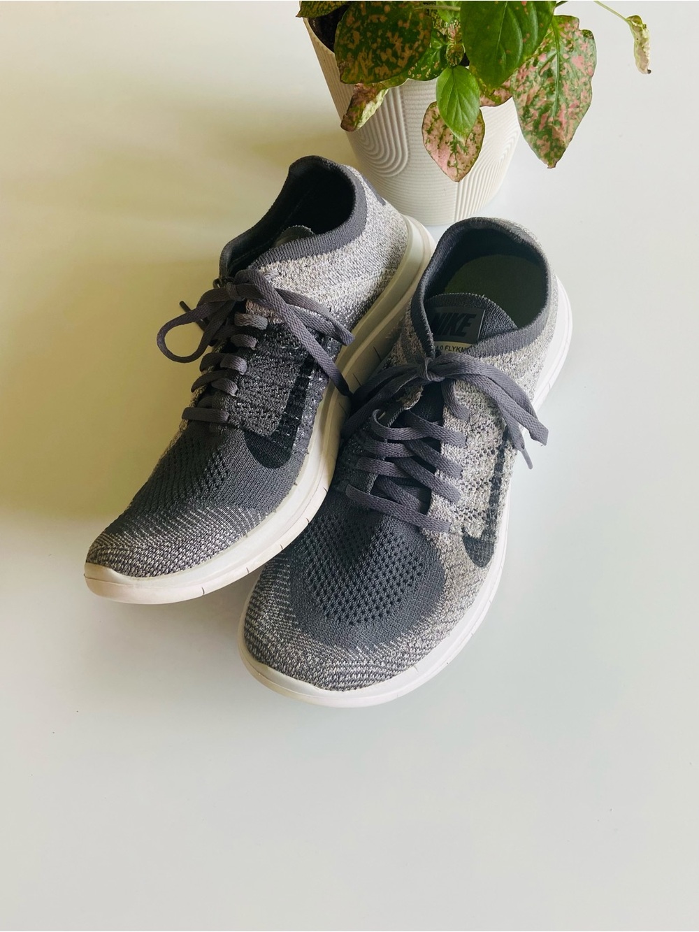 Womens Nike Grey and White Flyknit Trainers Athletic Shoes 4.0